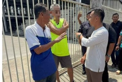Saiful Fariddil (tiga dari kiri) semasa turun padang bertemu pemilik premis tersebut pada Ahad. Foto FB Saiful Fariddil