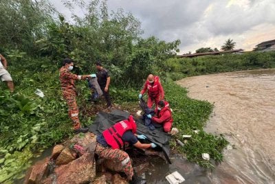 Mayat mangsa berjaya dibawa naik ke tebing dan diserahkan kepada polis untuk tindakan lanjut.