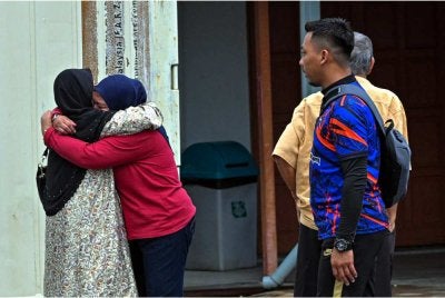 Antara ahli keluarga tiba di Hospital Kajang bagi proses bedah siasat selepas mayat kanak-kanak perempuan yang terjatuh dan dihanyutkan arus deras di Bandar Mahkota Cheras pada Jumaat lepas ditemukan lemas di Sungai Langat berhampiran Jalan Reko, hari ini. Foto Bernama 