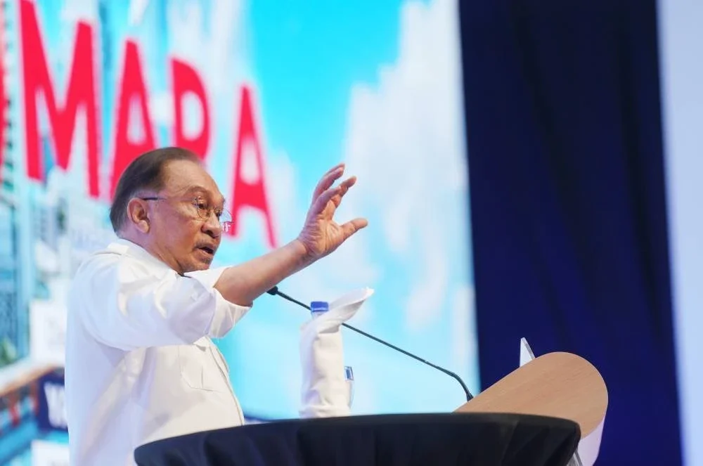 Anwar ketika menyampaikan ucapan dalam Majlis Sambutan 60 Tahun MARA di Dewan Merdeka, Pusat Dagangan Dunia (WTC) pada Ahad.