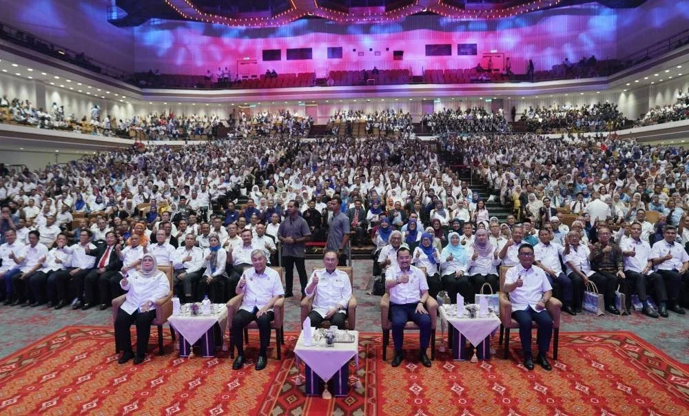 Anwar bergambar bersama warga MARA dalam Majlis Sambutan 60 Tahun MARA di Dewan Merdeka, Pusat Dagangan Dunia (WTC) pada Ahad.