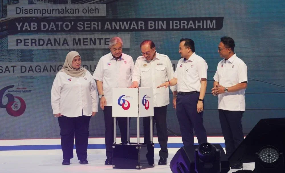 Perdana Menteri, Datuk Seri Anwar Ibrahim (tengah) merasmikan Majlis Sambutan 60 Tahun MARA di Dewan Merdeka, Pusat Dagangan Dunia (WTC) pada Ahad.