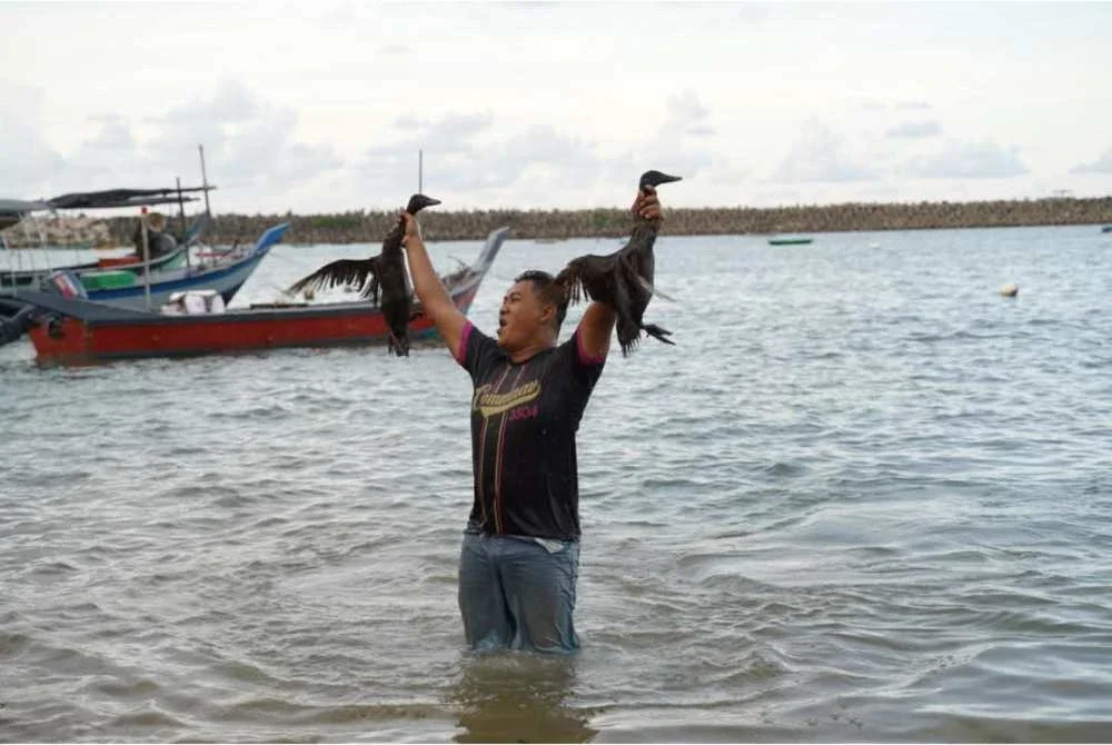 Sebahagian acara yang dipertandingkan dalam sukan air yang berlangsung Pantai Kekabu, Marang baru-baru ini.