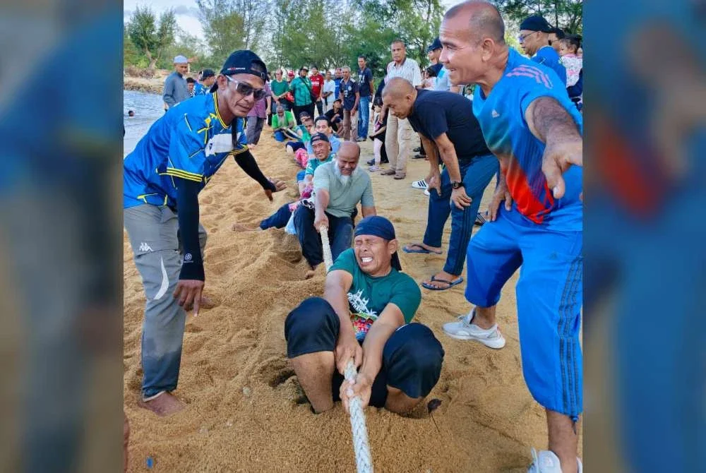 Acara tarik tali turut diadakan sempena pertandingan sukan air yang diadakan di Pulau Kekabu, Marang.