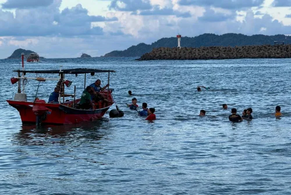Program yang menjadi sebahagian daripada pengisian Karnival Candat Sotong Marang 2026 itu turut menampilkan acara berenang yang menjadi daya tarikan utama pengunjung ke daerah Marang.