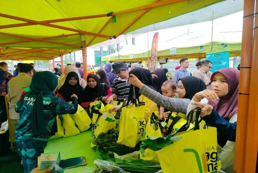 Orang ramai tidak melepaskan peluang mendapatkan barangan keperluan sempena pelancaran Pasar Sejahtera Rakyat Perak di Kompleks Pentadbiran Daerah Kerian di sini pada Isnin.