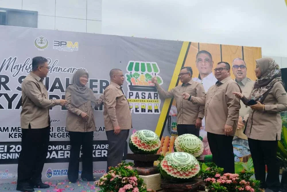 Saarani (tiga dari kiri) melancarkan Pasar Sejahtera Rakyat Perak di pekarangan Kompleks Pentadbiran Daerah Kerian di sini pada Isnin.