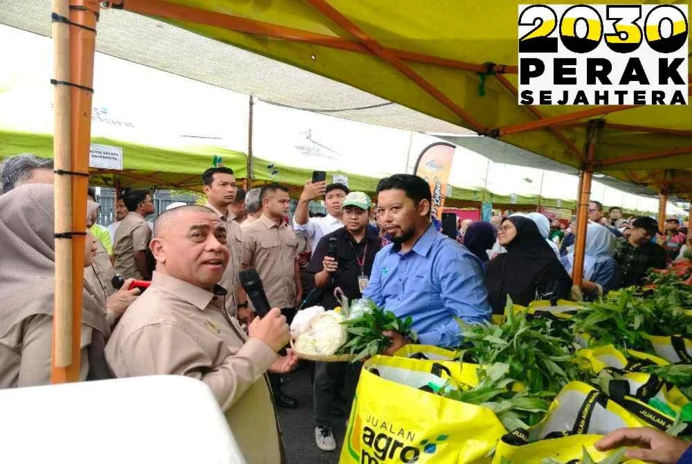 Saarani (kiri) ketika pelancaran Pasar Sejahtera Rakyat Perak di Kompleks Pentadbiran Daerah Kerian di sini pada Isnin.