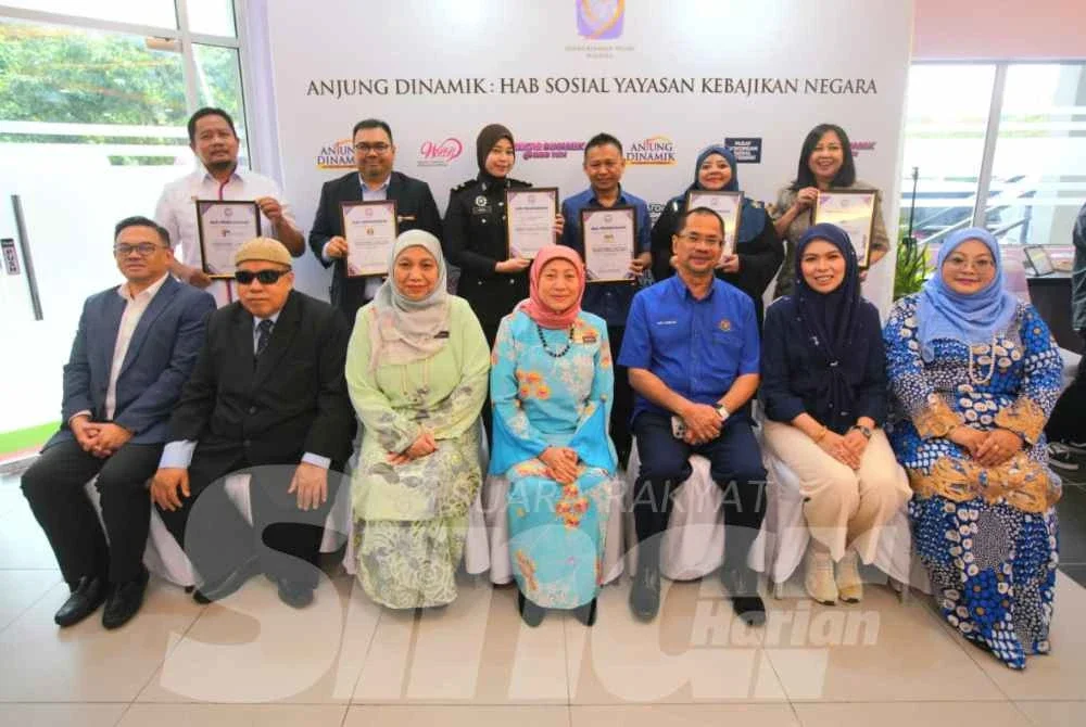 Nancy (duduk, tengah) bersama wakil rakan strategik yang terlibat dalam pembukaan Anjung Dinamik. Foto Sinar Harian - MOHD HALIM ABDUL WAHID