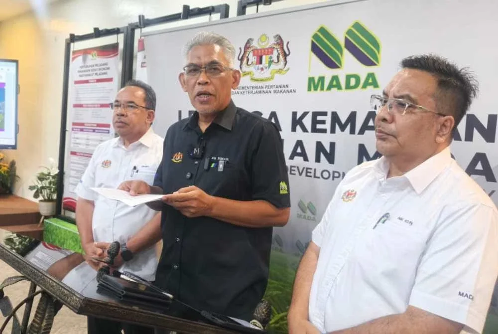 Dr Ismail (tengah) pada sidang akhbar di Ibu Pejabat MADA di Alor Setar pada Isnin.