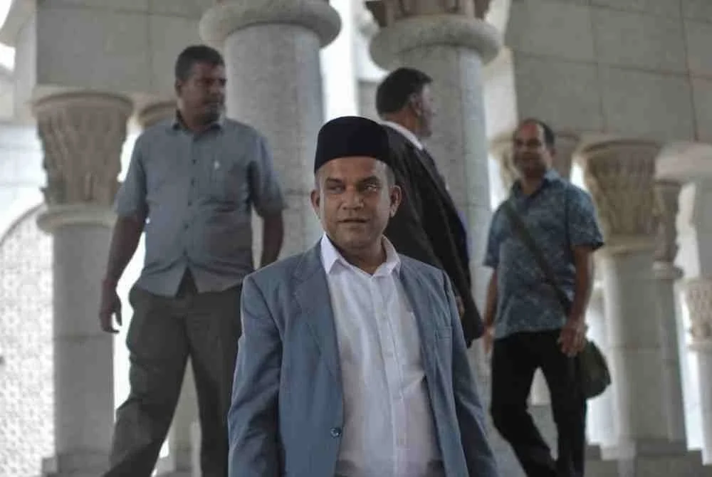 Mohd Ridzuan (depan) didakwa atas satu pertuduhan membuat tohmahan terhadap MAIS iaitu mengaitkan institusi agama negeri berkenaan dengan dakwaan tunggakan bayaran pembinaan masjid, tiga minggu lalu.