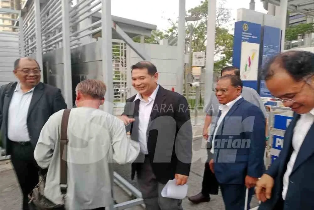Rafizi (tengah) ditemui di luar pekarangan Ibu Pejabat SPRM, pada Isnin.