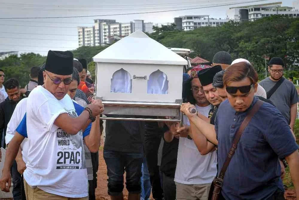 Antara rakan artis dan ahli keluarga yang membantu mengusung jenazah pelakon veteran Allahyarham Abdul Jalil Abdul Hamid, 69, untuk dikebumikan di Tanah Pekuburan Islam Seksyen 21 Shah Alam pada Isnin. Foto Bernama.
