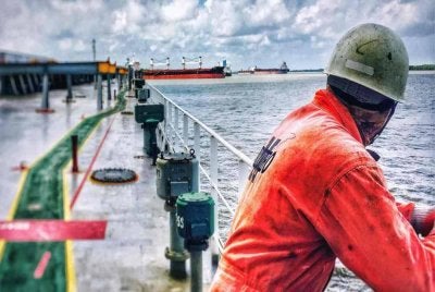 Segelintir mangsa yang terdesak menjadi sasaran penipu yang kononnya menawarkan laluan selamat melalui Hormuz sebagai pertukaran dengan mata wang kripto. Foto Agensi