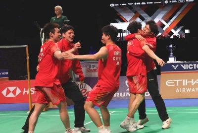 Pemain beregu lelaki China, He Ji Ting dan Ren Xiang Yu, meraikan kemenangan mereka selepas menewaskan pasangan Perancis, Eloi Adam dan Leo Rossi dalam perlawanan akhir Kejohanan Akhir Piala Thomas 2026 di Forum Horsens. Foto Bernama
