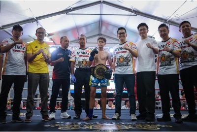 Dr Mohammed Taufiq (empat dari kanan) bergambar bersama peninju Thailand, Phetpairin (tengah) selepas peninju tersebut memenangi perebutan tali pinggang kejuaraan pada kejohanan MiMAC 3.0 di Dataran Warisan, Taiping pada Ahad. FOTO: Bernama 
