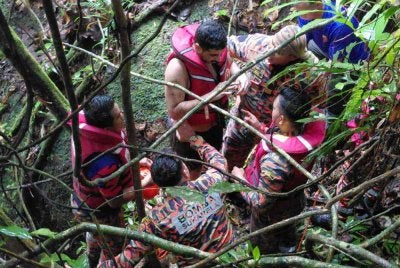 Anggota bomba menyelamatkan seorang lelaki warga Yemen yang terperangkap akibat kepala air di Air Terjun Sungai Kedondong pada Ahad.