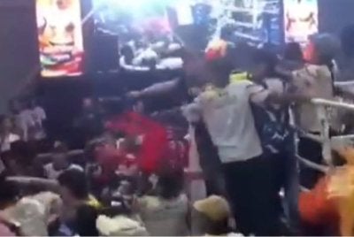 Tangkap layar video memaparkan kekecohan yang berlaku semasa perlawanan melibatkan petinju negara, Muhammad Nazifi Mat Nasir ketika menentang Ousama Taoud dari Maghribi.