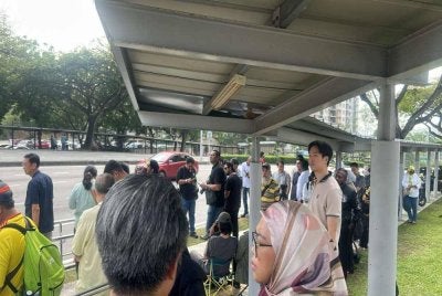 Suasana sekitar pintu hadapan Ibu Pejabat SPRM, Putrajaya mula dihadiri pengamal media serta individu dipercayai penyokong bekas Menteri Ekonomi itu pada Isnin.