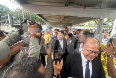 Bekas Menteri Ekonomi itu tiba kira-kira jam 9.31 pagi sebelum melangkah masuk ke bangunan SPRM.