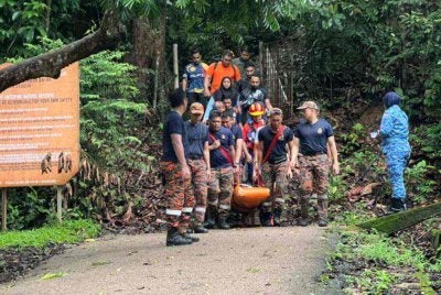 Mangsa dibawa turun oleh pasukan penyelamat sebelum disahkan meninggal dunia. - Foto IPD Kluang