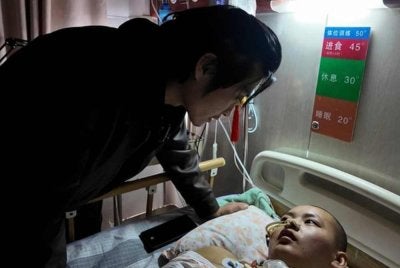 Wang sedar dan sempat tersenyum kepada tunangnya, dua hari sebelum majlis perkahwinan mereka berlangsung.