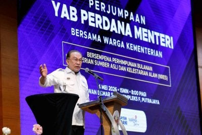 Anwar menyampaikan ucapan pada Perhimpunan Bulanan Kementerian Sumber Asli dan Kelestarian Alam pada Isnin. Foto Bernama