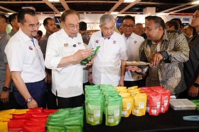 Anwar ketika mengunjungi reruai di Karnival 60 Tahun MARA di Pusat Dagangan Dunia (WTC) pada Ahad.