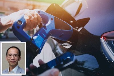 Wong (gambar kecil) berkata, tanpa penyelarasan kukuh antara kementerian dan pemain industri, usaha memperluas penggunaan EV dalam sektor pelancongan akan kekal berpecah dan tidak memberi impak signifikan. Foto hiasan