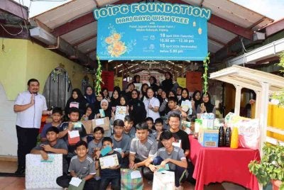 Yayasan IOIPG menyantuni penghuni Pusat Jagaan Kanak-Kanak Yatim/Miskin Rukaiyah menerusi sambutan Hari Raya Wish Tree di Kajang, baru-baru ini. Foto: IOIPG