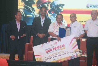 Amirudin (tiga dari kiri) menyampaikan anugerah kepada penerima sempena Sambutan Hari Pekerja Peringkat Negeri Selangor di Auditorium, Dewan Jubli Perak, Bangunan Sultan Abdul Aziz, pada Isnin.