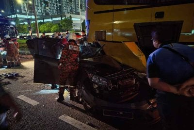 Gambar tular memaparkan kenderaan yang dinaiki mangsa terbabit dalam kemalangan di sini pada Isnin.