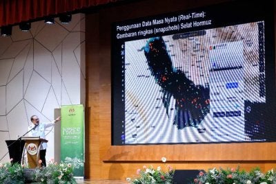 Anwar berkongsi maklumat isu global ketika berucap pada Perhimpunan Bulanan Kementerian Sumber Asli dan Kelestarian Alam pada Isnin. Foto Bernama