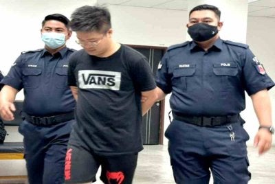 Seorang pemandu peribadi didakwa secara berasingan di dua Mahkamah Majistret Kota Bharu pada Isnin atas enam pertuduhan memberi pinjaman wang tanpa lesen atau along kepada tiga individu, pada tahun lalu.