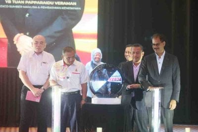 Amirudin (dua dari kiri) melakukan simbolik perasmian sempena Sambutan Hari Pekerja Peringkat Negeri Selangor di Auditorium, Dewan Jubli Perak, Bangunan Sultan Abdul Aziz, pada Isnin.