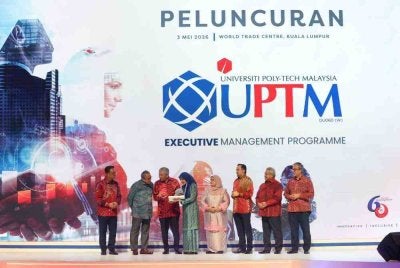 Ahmad Zahid semasa gimik peluncuran Executive Management Programme (EMP) bersama Naib Canselor UPTM, Sharifah Syahirah Sy Shiekh (empat dari kiri) ketika Malam Gala Persada Mara di WTCKL pada Ahad.