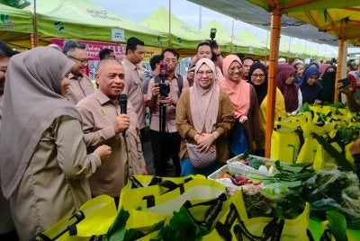 Saarani (dua dari kiri) turut mengumumkan harga istimewa kepada pengunjung sempena pelancaran Pasar Sejahtera Rakyat Perak di pekarangan Kompleks Pentadbiran Daerah Kerian di sini pada Isnin.