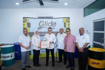 Steven Sim (tiga dari kiri) menyerahkan cek cura kepada Glide Technology.