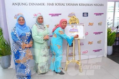 Nancy (kanan) merasmikan pembukaan Anjung Dinamik. Foto Sinar Harian - MOHD HALIM ABDUL WAHID