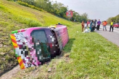 Keadaan van membawa lapan penumpang terdiri warganegara India terbalik selepas terbabas dalam kejadian Isnin. FOTO: JBPM Melaka.