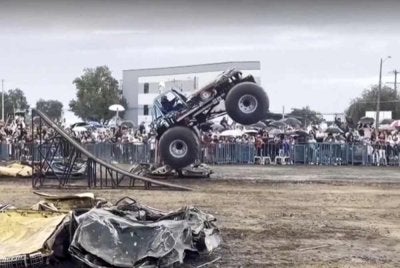 Tangkap layar rakaman video yang memaparkan sebuah trak merempuh orang ramai pada pameran Monster Truck 2026 di selatan Colombia.