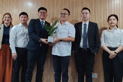 Daniel (tiga dari kanan) menerima cenderahati daripada pihak 2026 Top Ten Outstanding Penang Award di Komtar pada Isnin.