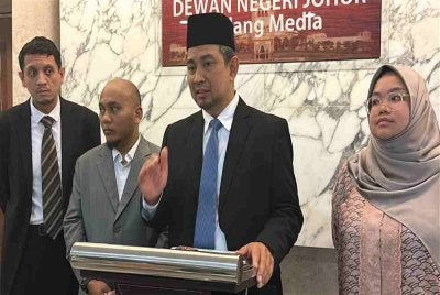 Sahruddin (dua dari kanan) ketika sidang DUN di Bangunan Sultan Ismail, Kota Iskandar, pada Isnin. 