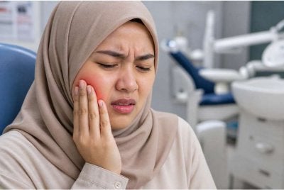 Seorang suri rumah yang ingin dikenali sebagai Auni berusia 24 tahun menderita sakit melampau selepas akar gigi geraham bongsu gagal dicabut. Gambar janaan AI
