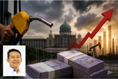 Kerajaan kini terpaksa menampung kenaikan kos subsidi bahan api yang mendadak dari RM700 juta sebulan kepada RM5 blilion sebulan ekoran krisis tenaga global. Gambar kecil: Bryan Ng