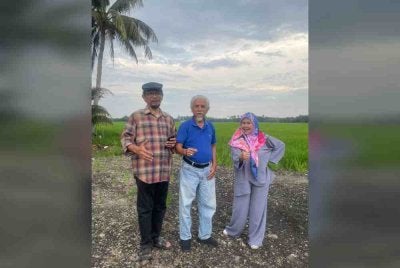 Ogy bersama Allahyarham Jalil Hamid (kiri) dan pengarah telemovie Suami Untuk Neksu Mior Hashim Manaf. - Foto Ogy Ahmad Daud.