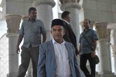 Mohd Ridzuan (depan) didakwa atas satu pertuduhan membuat tohmahan terhadap MAIS iaitu mengaitkan institusi agama negeri berkenaan dengan dakwaan tunggakan bayaran pembinaan masjid, tiga minggu lalu.