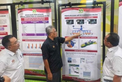 Dr Ismail (tengah) selepas sidang akhbar di Ibu Pejabat MADA di Alor Setar pada Isnin.