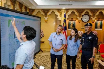 Hannah bersama Fadlun (kiri) melihat peta yang menempatkan lokasi CCTV di Kuala Lumpur.