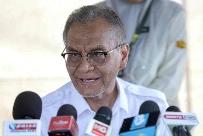 Menteri Kesihatan Datuk Seri Dr Dzulkefly Ahmad bercakap semasa sidang media ketika melawat tapak projek Klinik Kesihatan Manjalara di Balai Bomba Manjalara pada Isnin. Foto Bernama. 